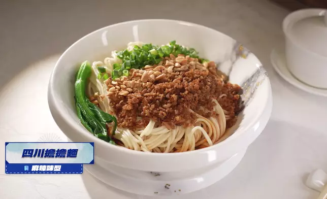 號稱港澳第一的擔擔麵，其中秘密武器是豬油。