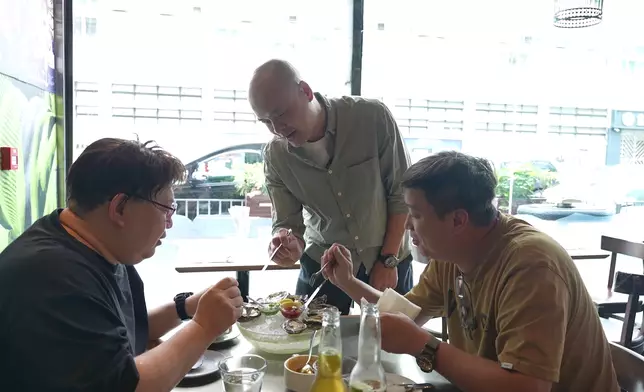 一班熟客對生蠔的鮮度讚不絕口。