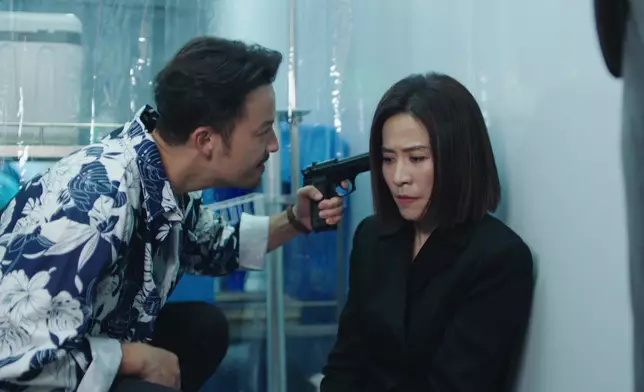 今晚播出的第九集，「御用人質」宣萱將再度被綁架，除會被帶出公海，更會遭惡人以槍指嚇，感覺極度緊張。