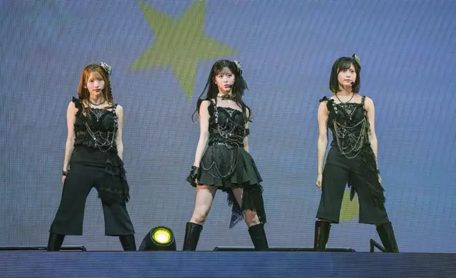 AKB48接連獻唱多首人氣歌曲。