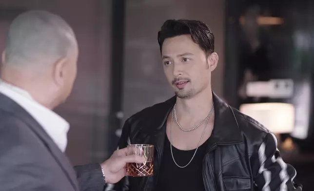 柯永成（湯鎮業飾）向鍈偉（黎澤恩飾）展示多年前明塱醫院團隊曾為有同樣病症的病人換肝。