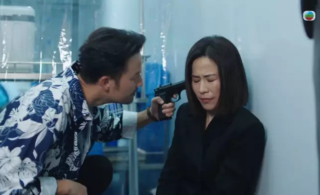 最後輪到宣萱畀槍指，不過宣萱驚還驚，依然坦白交代自己並非肝臟外科醫生，沒有信心做換肝手術。