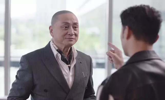 柯永成（湯鎮業飾）向鍈偉（黎澤恩飾）展示多年前明塱醫院團隊曾為有同樣病症的病人換肝。