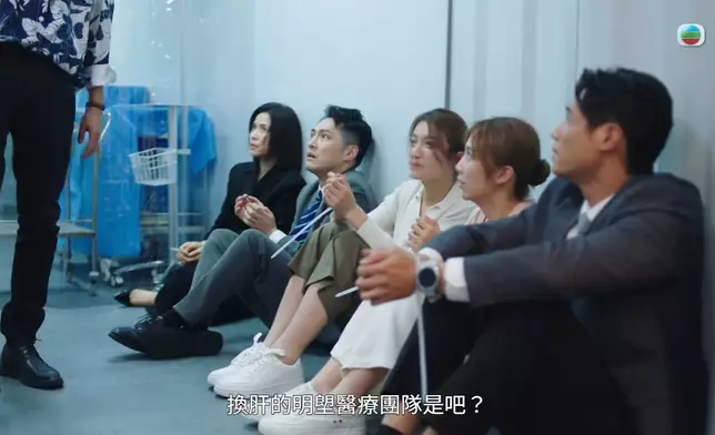 Ronny逐個威脅為父親進行手術。