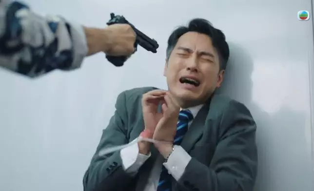 Ronny逐個威脅為父親進行手術。