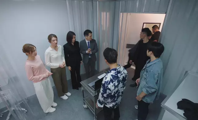 宣萱笑言Jacky（李善恆，劇中飾演麻醉科醫生）好似好反骨咁，成日揼低成班女人自己逃走。