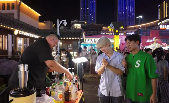 行仔、羊羊在山東威海逛夜市。