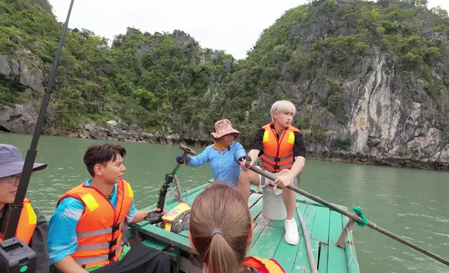 一行三人坐木伐遊下龍灣光明洞。
