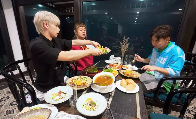 晚上於船上享受海鮮餐。