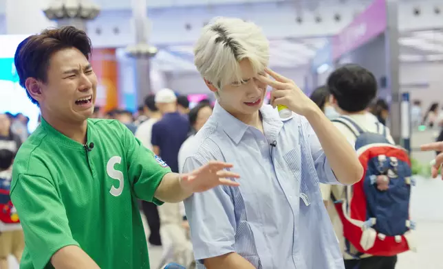 二人跟嘉姐道別一刻交足戲。