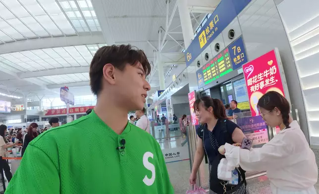 行仔一落車便急不及待跟上海姑娘溝通。