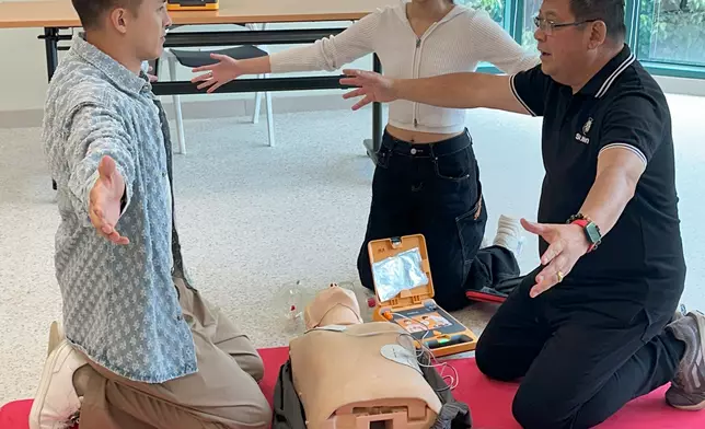 報讀為期6小時的心肺復甦及去顫法證書課程。