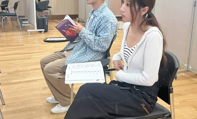 何廣沛與Windy專心上課學習CPR與AED急救知識。