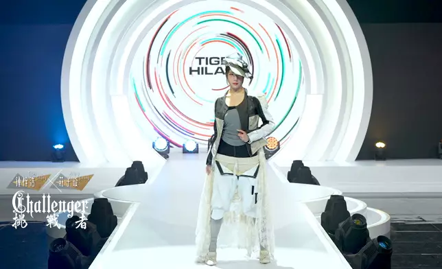 鍾梓浩與莊子㻢則劍指劍擊服裝。