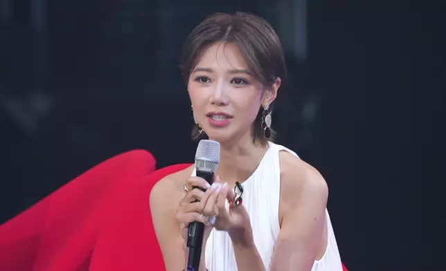 評審倪晨𣌀大讚：「我想講呢件作品係好容易見到啲女artiste 係真係著住呢條裙參加啲好盛大、國際性嘅頒獎典禮，因為我覺得佢每一個detail 位都做得啱啱好。」