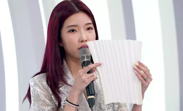 動用14碼布配合熱壓百褶工藝，視覺壓縮近半，細節製作累積逾500小時。