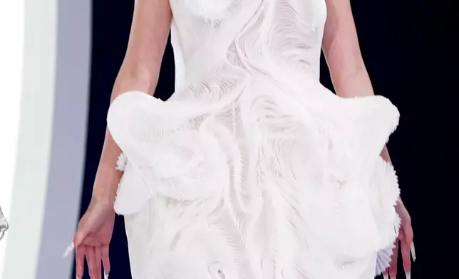 倪晨𣌀：「我就係想講呢條裙係好靚，呢500個鐘係冇白費到，所有嘅手工、中間嘅摺紋非常之靚。」