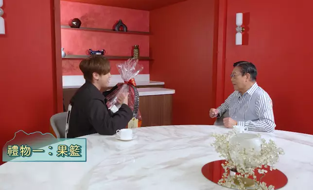 姜濤贈送果籃給予馬時亨。