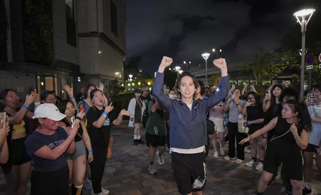 邱鋒澤「運動音樂」宣傳11月5日新碟《Lines》 。