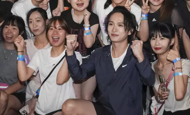 與百名跑友維港夜跑開汗水派對。