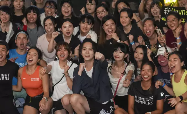與百名跑友維港夜跑開汗水派對。