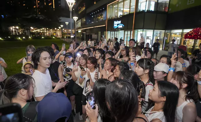 首次在香港夜跑，鋒澤興奮說：「從未想過能看到如此令人放鬆的美景，第一次在香港跑步，維港好美，有機會要跑第二次。」