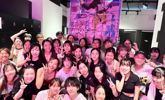 香港站踩健身單車解鎖新歌《PARADE》。