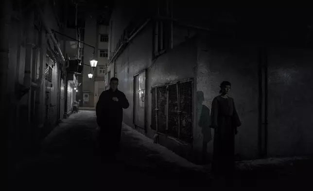 古天樂偶然遇到高圓圓，被她吸引住而跟蹤她。