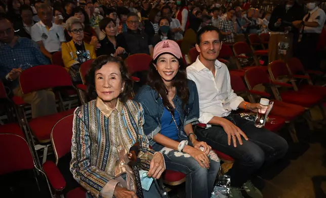 莫文蔚同老公及媽咪