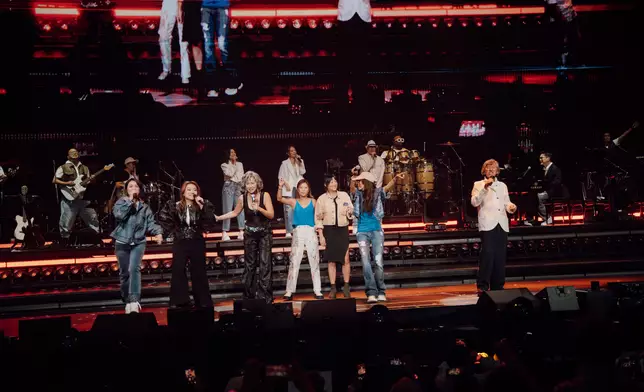 阿Lam兒子林德信及女兒林德懿、來睇show的楊千嬅、莫文蔚同黃博全部上台。