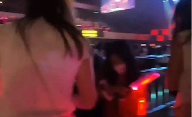 火速帶女兒離場。