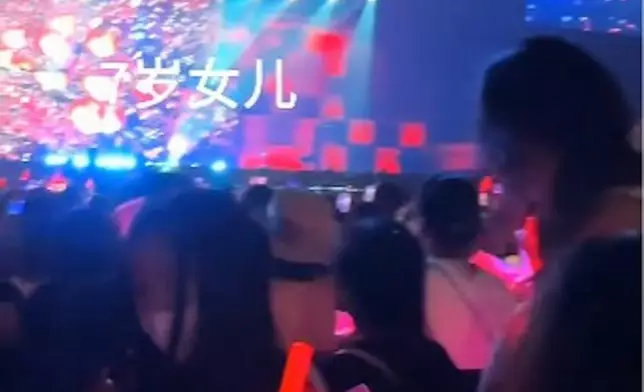 留有一把長長的秀髮。