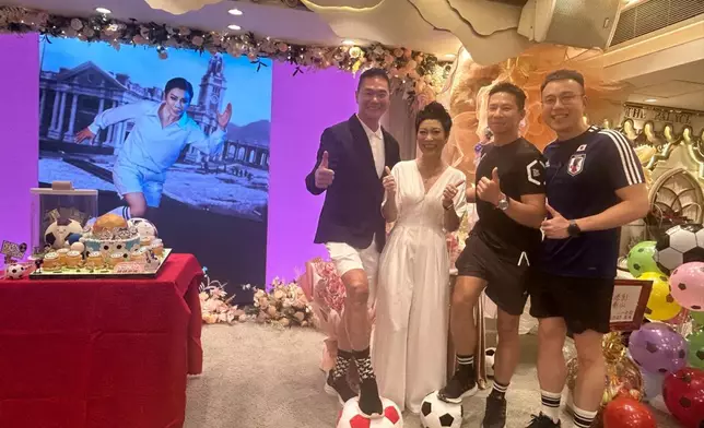 衛駿輝的好朋友鄧達智也配合大會主題穿上足球運服到來祝賀。