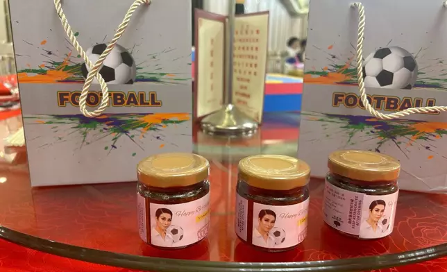 衞駿送給大家的XO醬也以《頂頭鎚》造型照包裝。