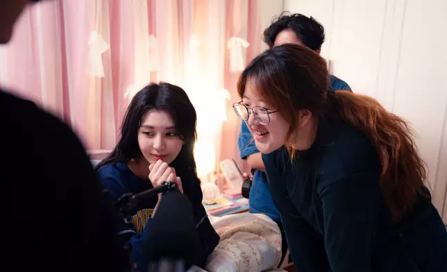 施匡翹與導演吳松芳重看影帶。