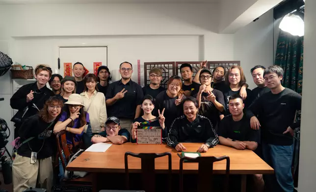 施匡翹、張松枝與導演吳松芳跟《路頭遠》劇組大合照。