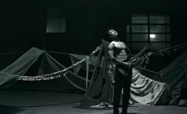 Stanley再度解放「大表波」半裸彈結他。