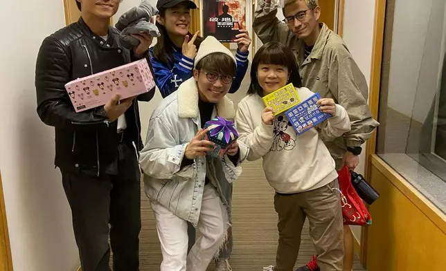 而小儀與森美、梁嘉琪主持，開播16年的《早霸王》，亦在今日（17日）宣布完結。