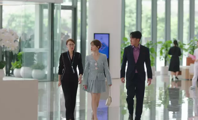 Angel各種短裙、短褲Look，大晒美腿。