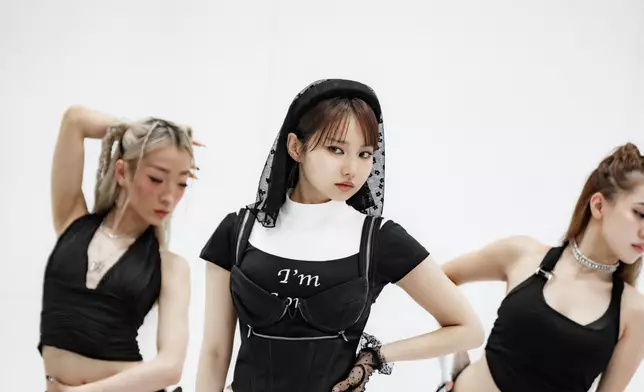 在MV中，Day以修女造型的設計上陣，喻意用愛感化別人。