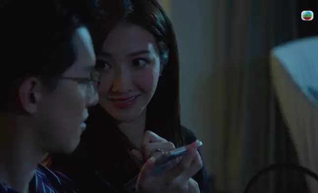 原本依婷仲以為裝高深偷聽器計劃好成功、點知最後發現係空歡喜。