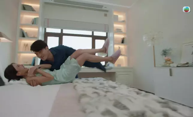 呢個滾床戲單場口氣氛好歡愉。