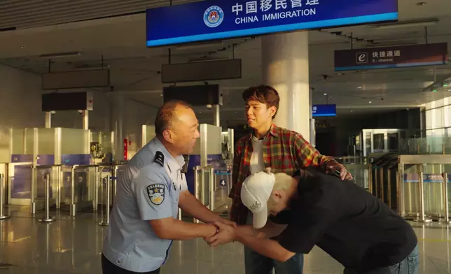 幸得貴人相助行仔、羊羊終於順利登船。