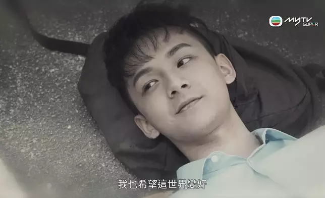 2021年的《欺詐劇團》中飾演警察張忠的年輕版。