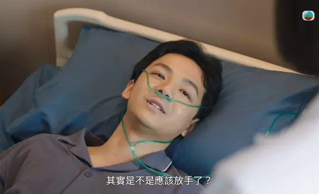 氣虛力弱的Arthur在床上用僅餘力氣向宣萱訴說心酸Bite。