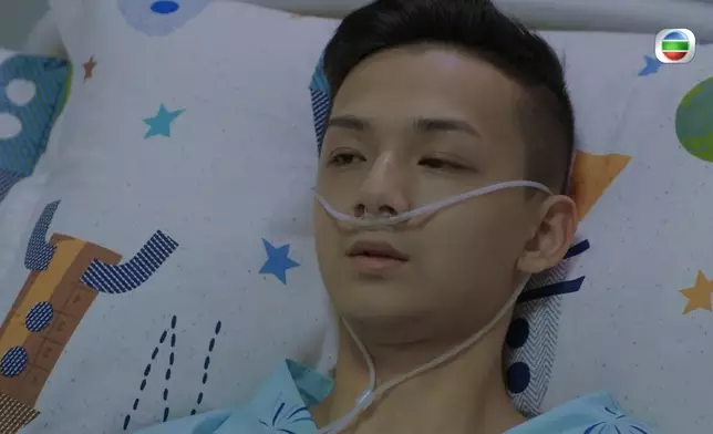 Arthur同年《星空下的仁醫》中飾演病危青年星仔一角，成功感動觀眾而大獲好評。