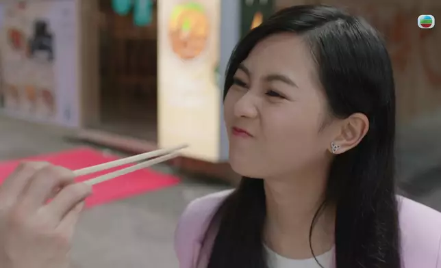 郭柏妍可愛精靈表情包，估唔到連食塊餅都可以咁可愛。