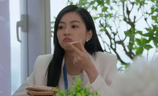 郭柏妍可愛精靈表情包，估唔到連食塊餅都可以咁可愛。