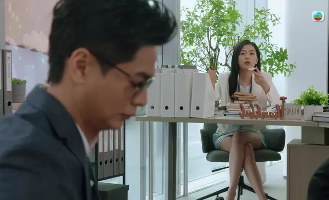 呢個畫面網上瘋傳，腳柏妍真係名不虛傳。