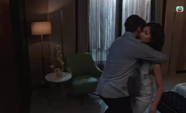 呢個床戲齋睇都好肉緊，郭柏妍拍到「紅都面晒」。